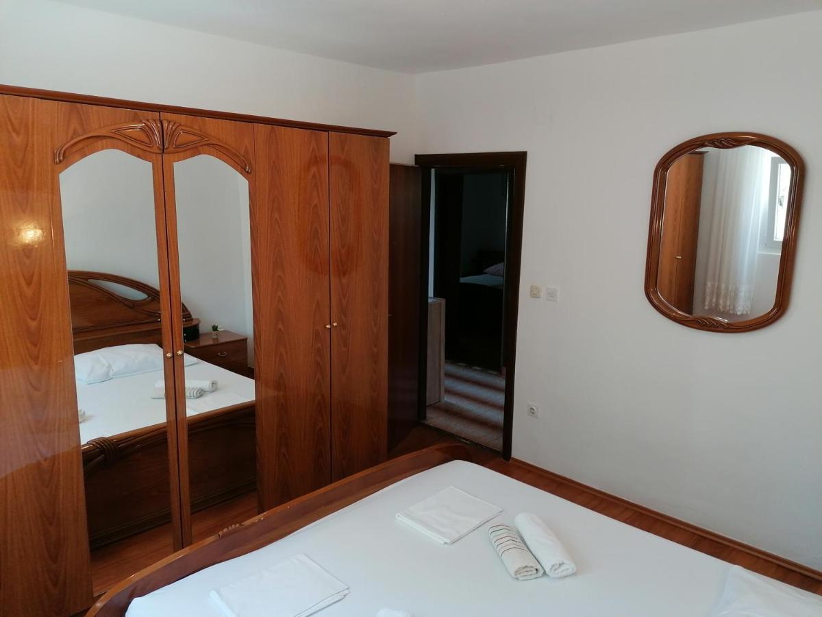 Apartments Lota Starigrad Paklenica Exterior photo