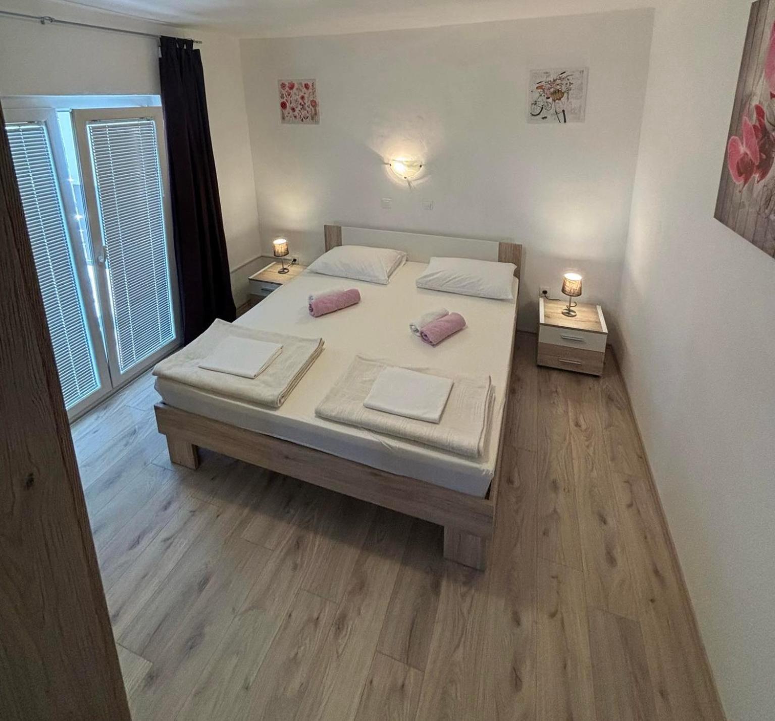 Apartments Lota Starigrad Paklenica Exterior photo